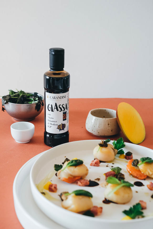 Seared scallops with mango sauce, fried capers and Glaze with Balsamic Vinegar of Modena